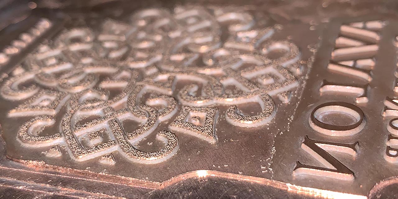 Double etched textured flat stamping die